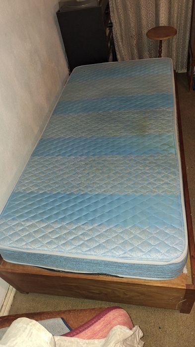 Cama com gavetões e colchão madeira maciça