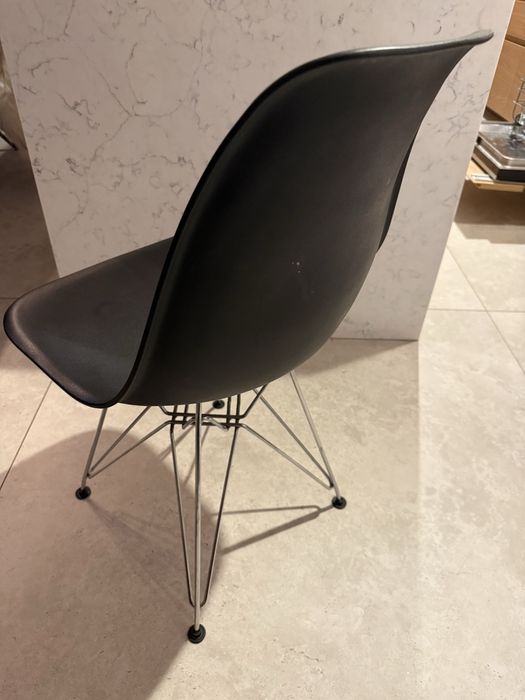 Krzesła plastikowe sprzedam