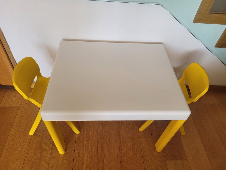 Mesa criança com 2 cadeiras