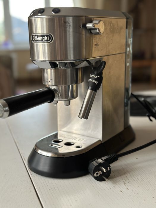 Продам кофеварку Delonghi Dedica EC 685