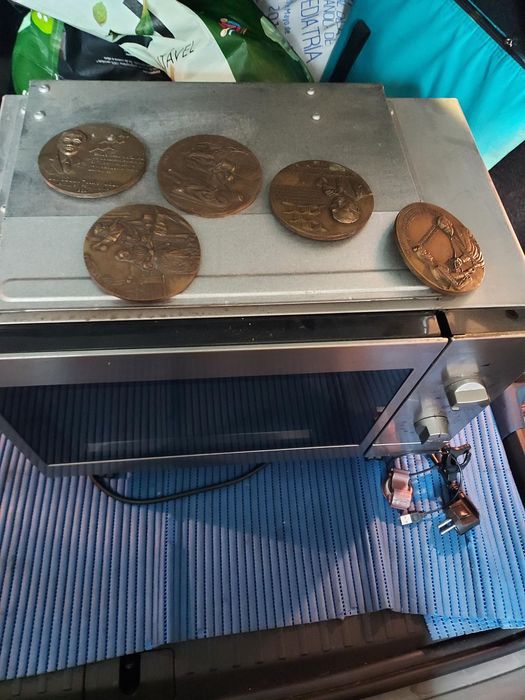 artigos metálicos, medalhas em bronze, microondas