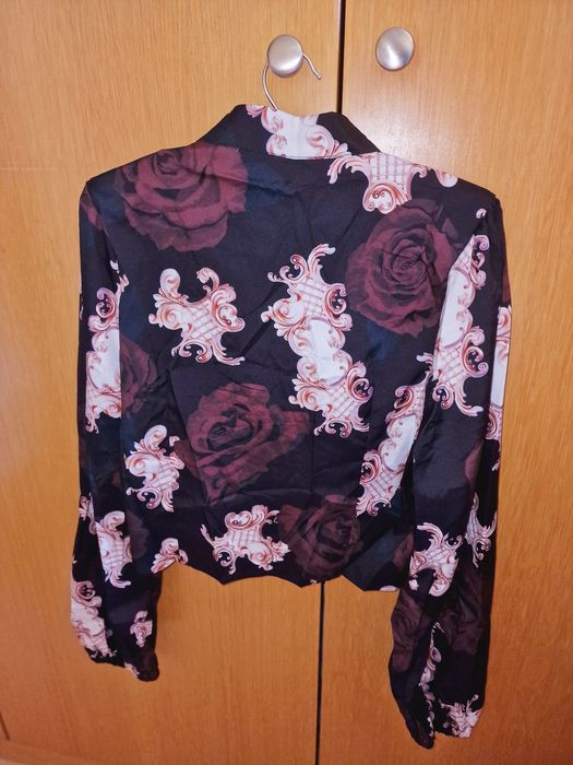 Camisa Blusa Curta Preta e Castanha com Rosas Decote em V com Laço