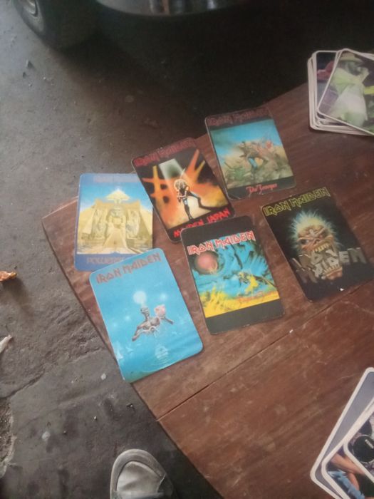 Calendários de Metallica Iron Maiden e Guns and Roses.