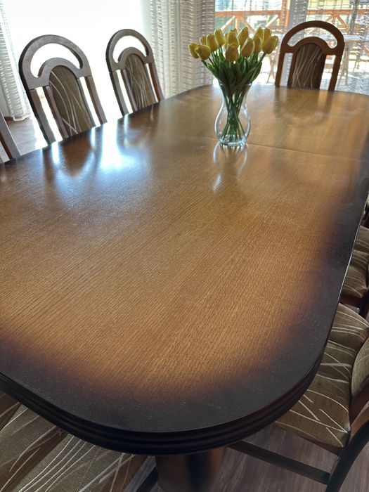 Drewniany stół jadalny