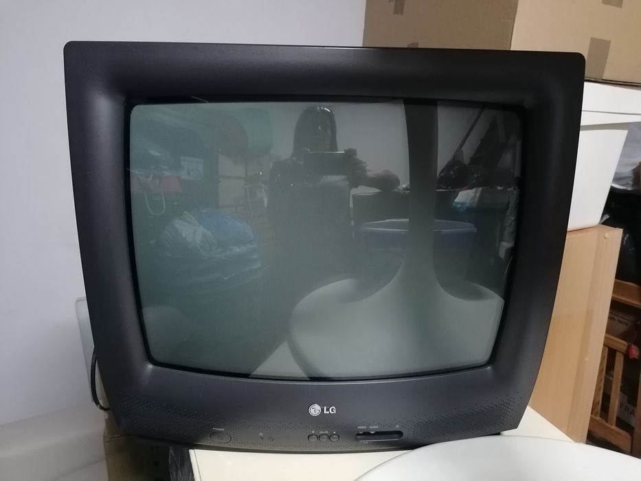 Vendo TV LG, com caixa atrás