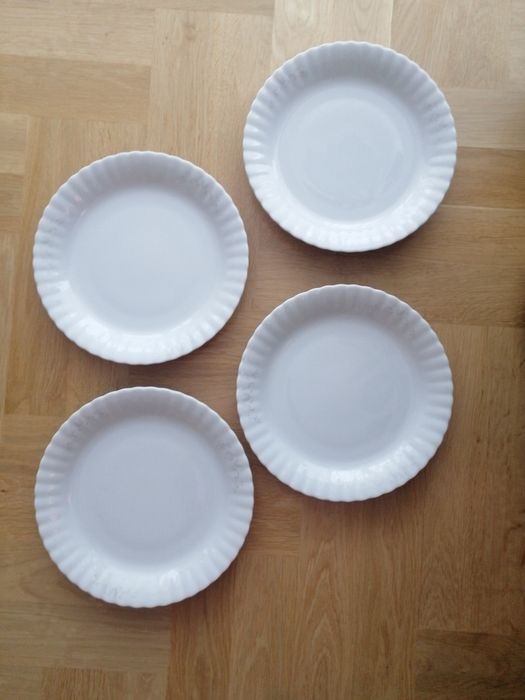 Komplet nowych talerzy Chodzież 4 sztuki