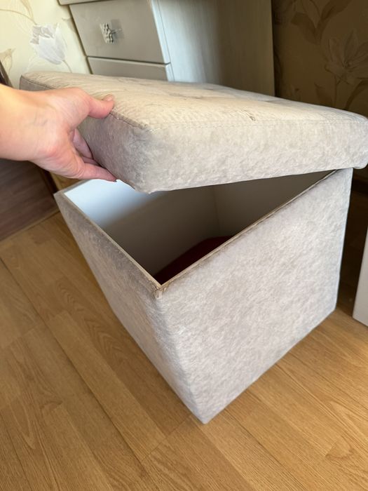 Туалетний столик з пуфом