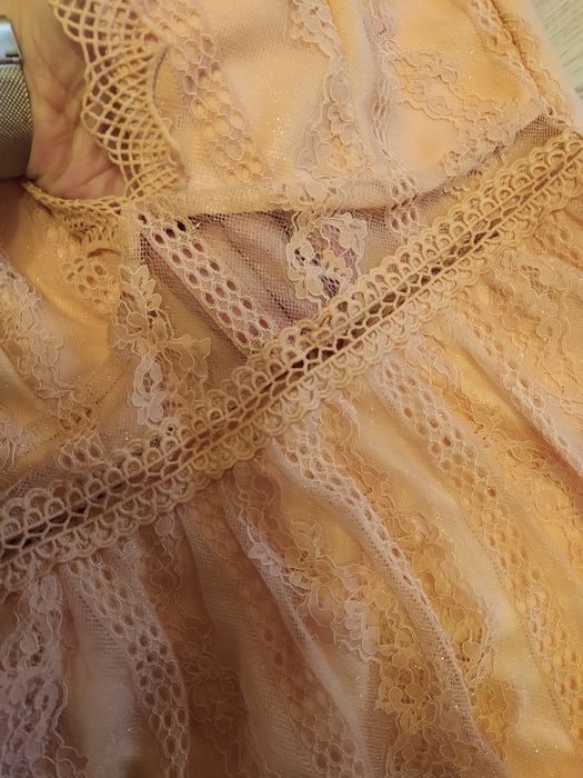 Piękna nowa sukienka firmy Allyson, bogato zdobiona