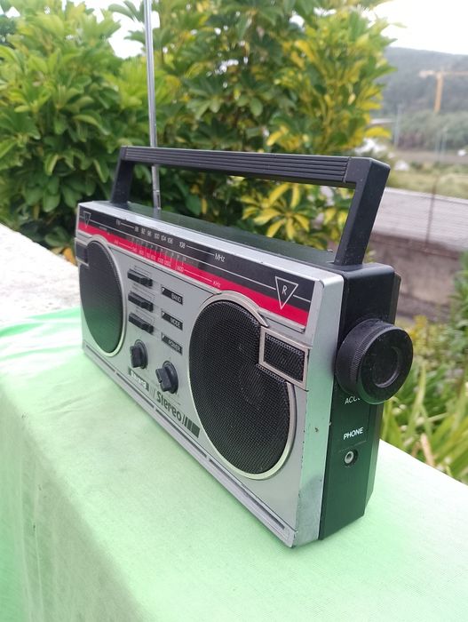 Radio portátil a pilhas e 220v
