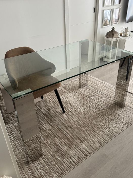 Mesa de jantar em vidro e pés metálicos