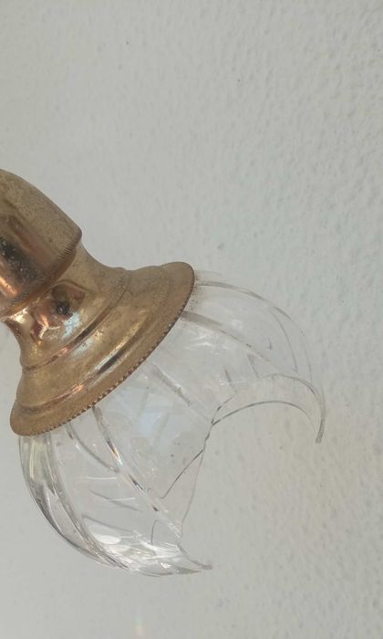 Candeeiro de teto dourado com globos em cristal