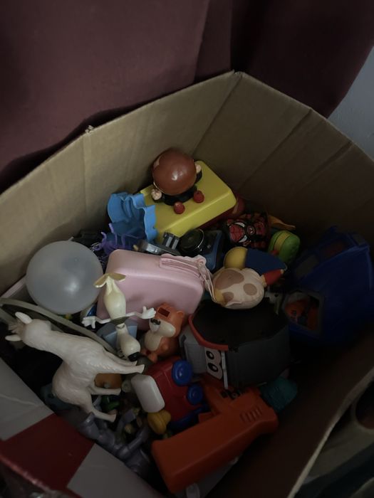 Caixa cheia com varios brinquedos