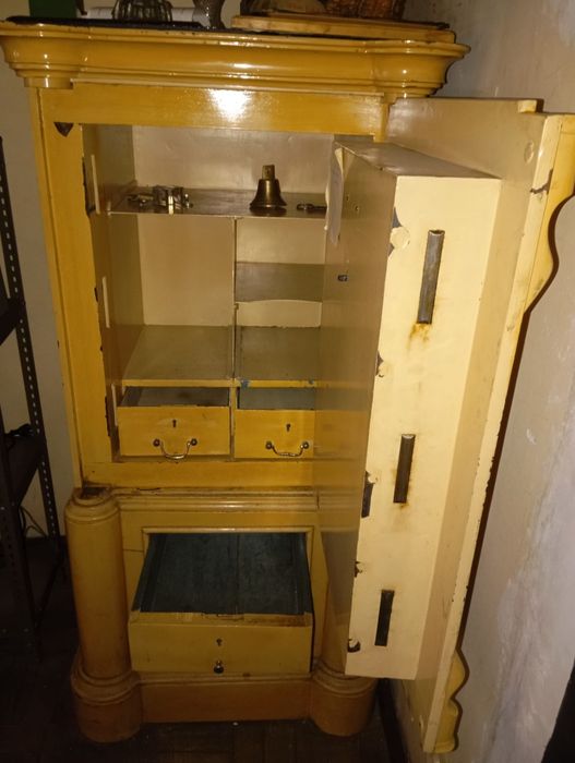 Cofre Antigo em Ferro