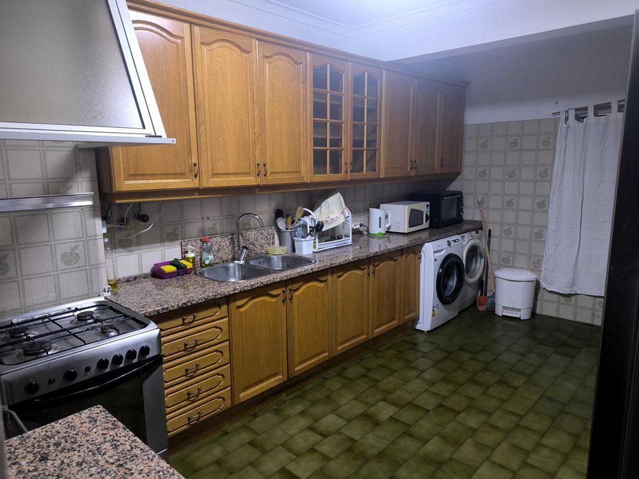 Quarto com cama de casal, espaçoso perto do metro de Odivelas
