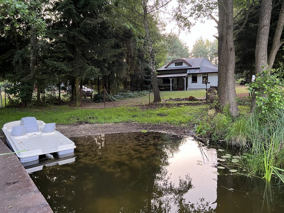 Domek nad jeziorem z linją brzegową