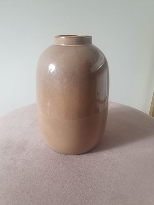 Nowy wazon w beżowych odcieniach