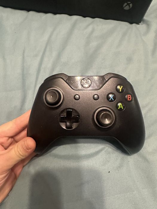 Xbox one 500 gb+акаунт RDR2/GTA 5