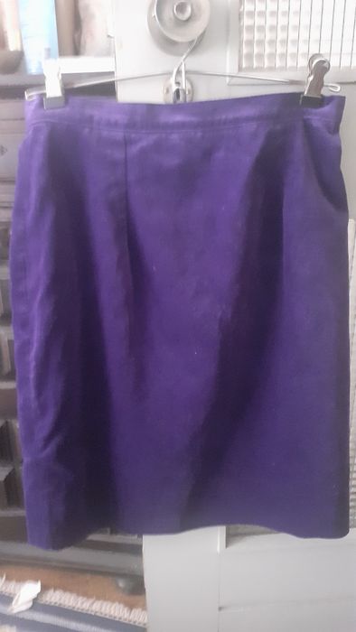 Saia de veludo cristal roxa forrada n14 ingles  correponde 42 largura 34 x2 cintura altura57cm