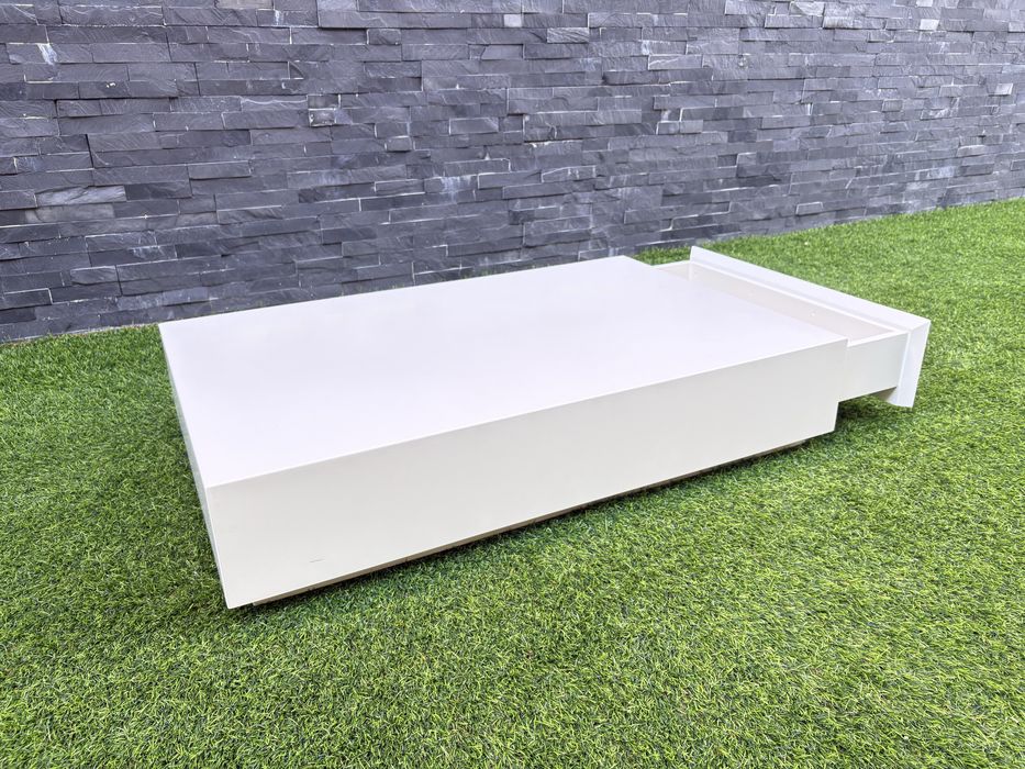 Mesa de centro lacada a branco com gaveta oculta estofada