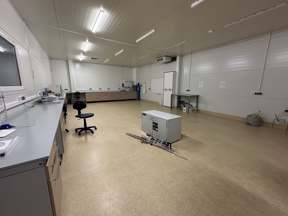 Meble laboratoryjne biurowe likwidacja