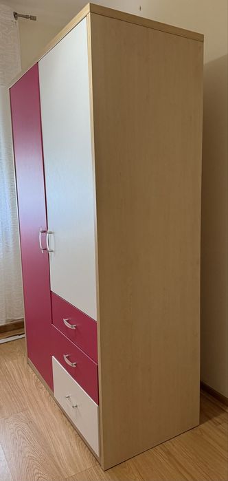 Roupeiro juvenil rosa e branco com gaveta