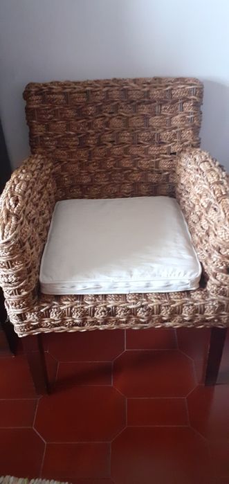 Cadeirão verga com pés de madeira e almofada-Amadora