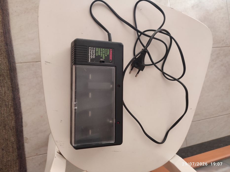 Carregador de pilhas universal Vanson