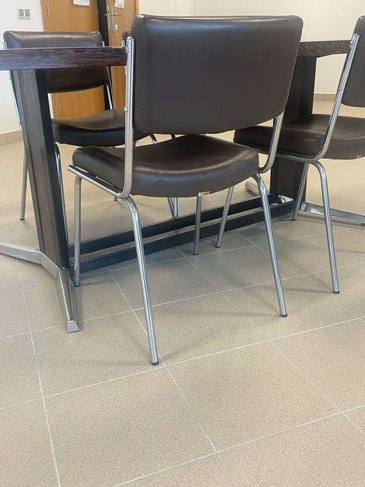 Mesa de reuniões com cafeiras Handy