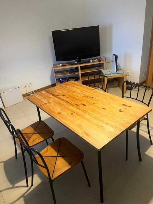 Mesa de jantar + 4 cadeiras | Estilo Industrial em mandeira | Bom estado