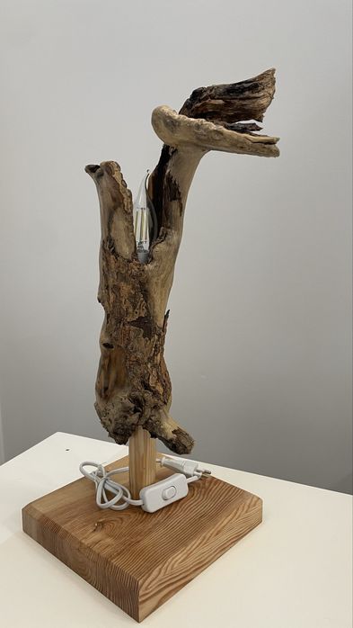 Candeeiro de madeira feito à mão