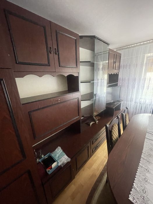 Mebloscianka z szafa i przeszkleniem