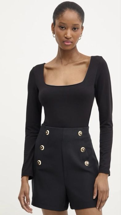 Лонгслив чёрный с декольте