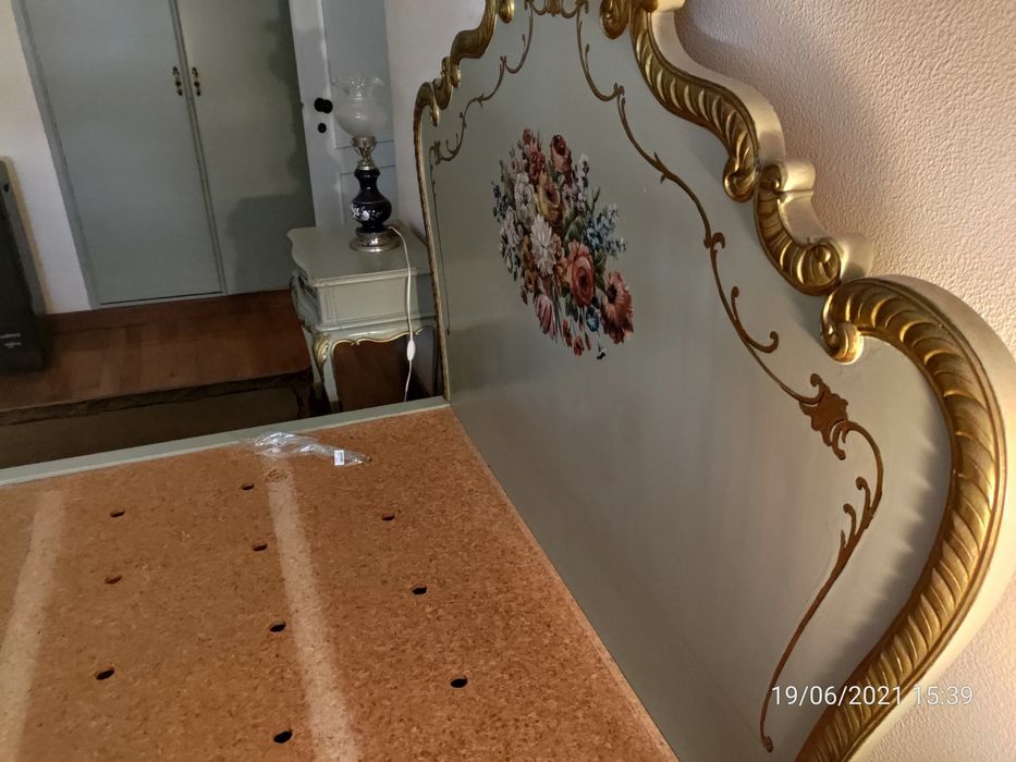 Cama antiga mas em boas condições