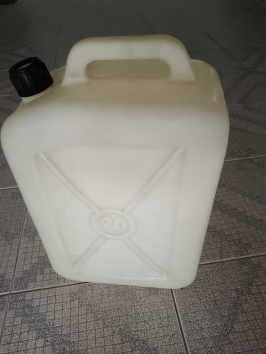 Jerrican 20 L para azeite usado e em bom estado.