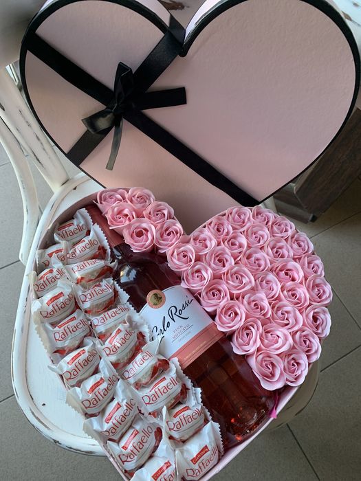 Flower box na prezent na dzień mamy wino praliny róże mydlane
