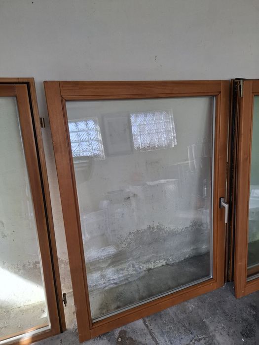 Okna drewniane bez ram.