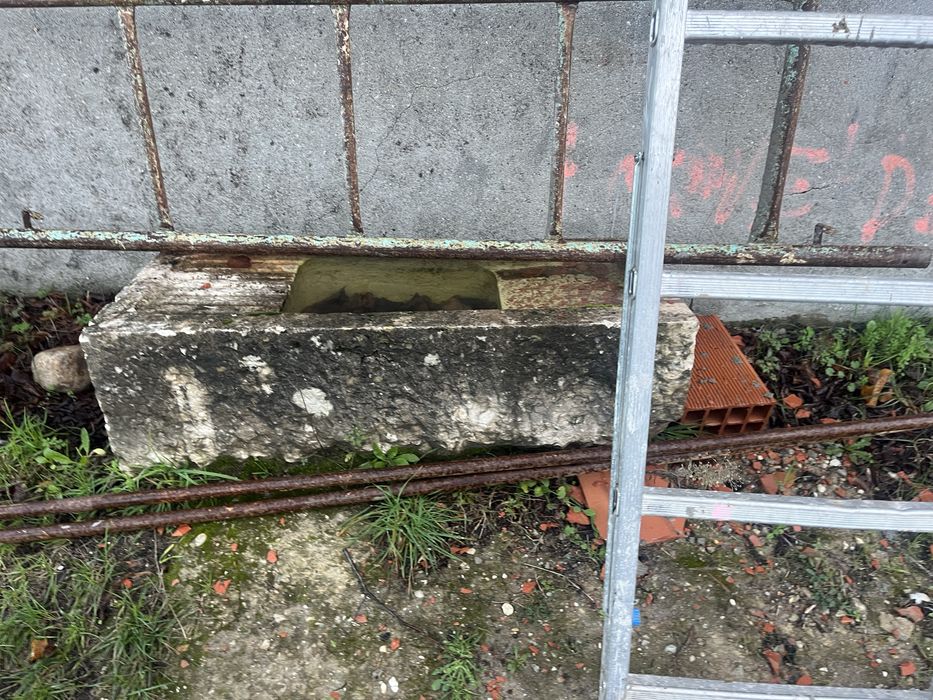 Pia esculpida em pedra calcaria