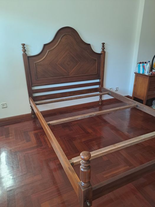 Cama com estrado e colchão ortopédico 183x133