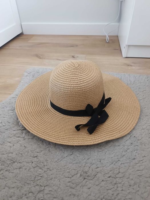 Kapelusz damski słomiany beżowy z czarną kokardą