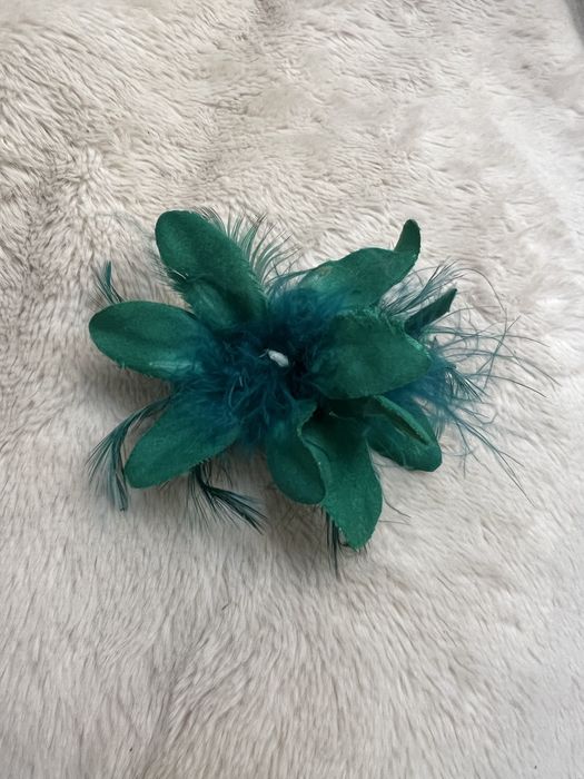 Piękna spinka z piórkami i