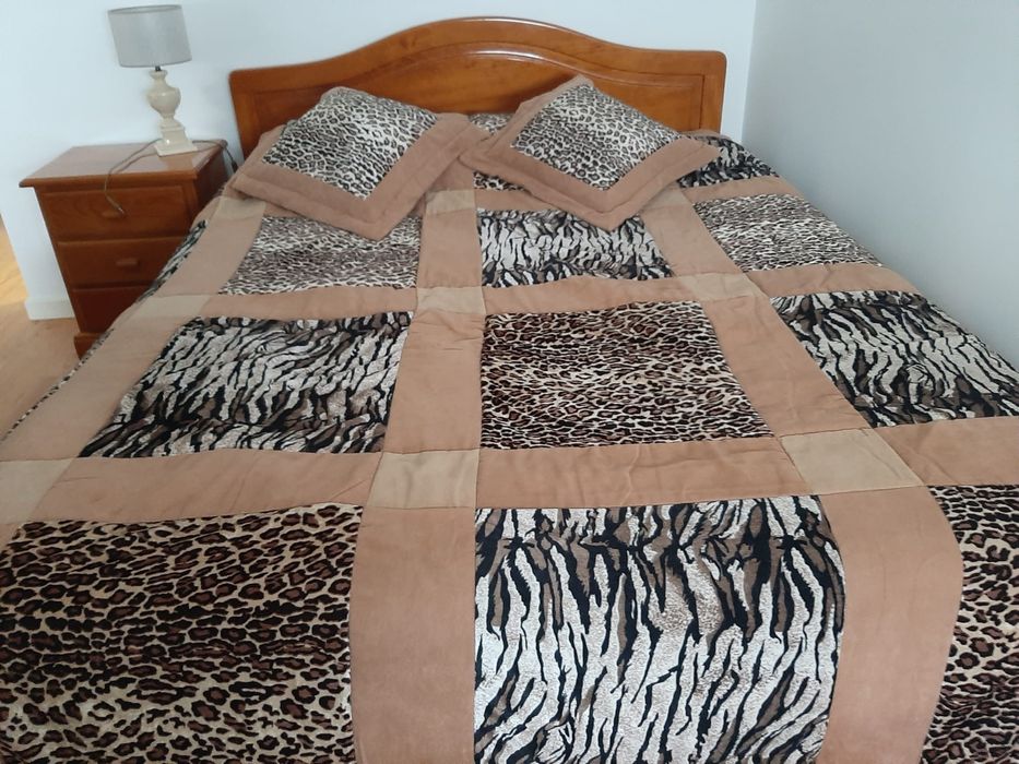 Mobilia de quarto completa em madeira maciça