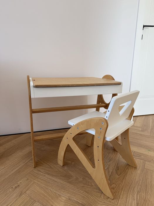 Дитячий стелаж та зростаючий стіл зі стільцем набір меблів