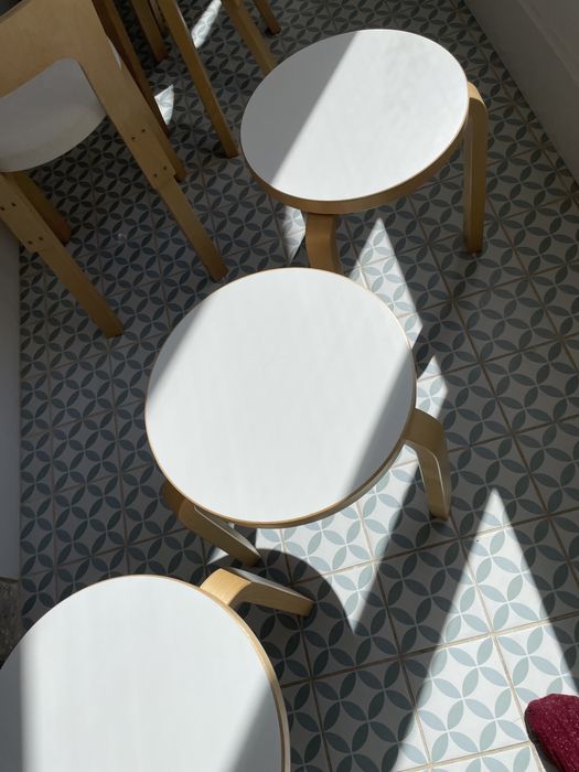4 bancos Artek Stool 60 — Alvar Aalto — bétula e laminado branco