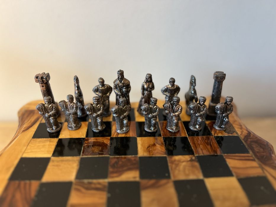 Drewniane szachy z metalowymi figurkami