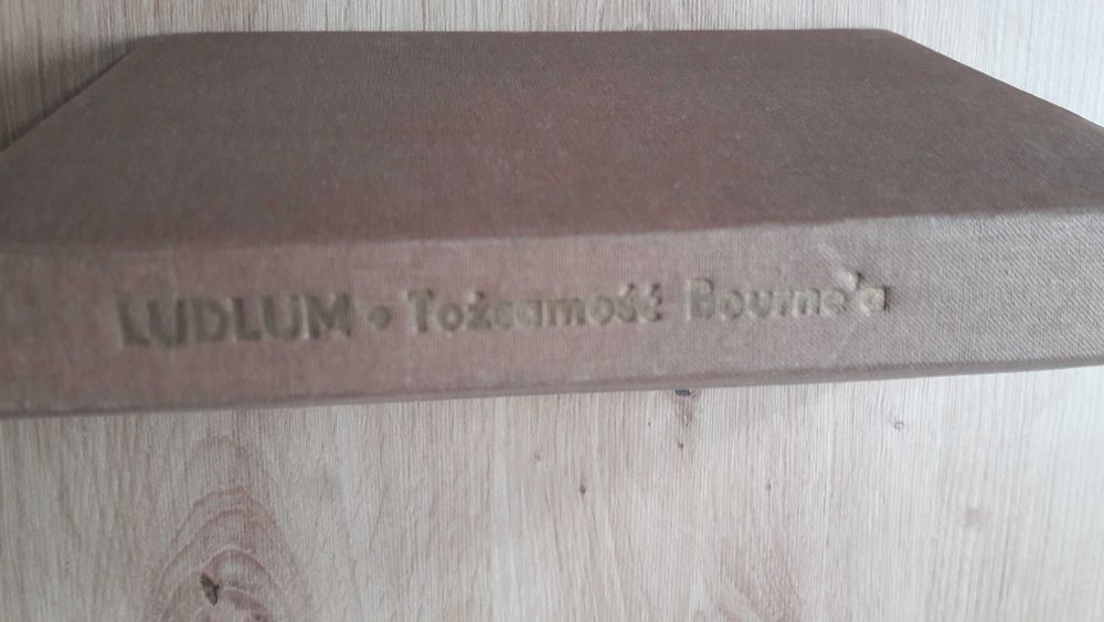 Tożsamość Bourne'a autor Robert Ludlum 447 stron wydanie z 1990 roku