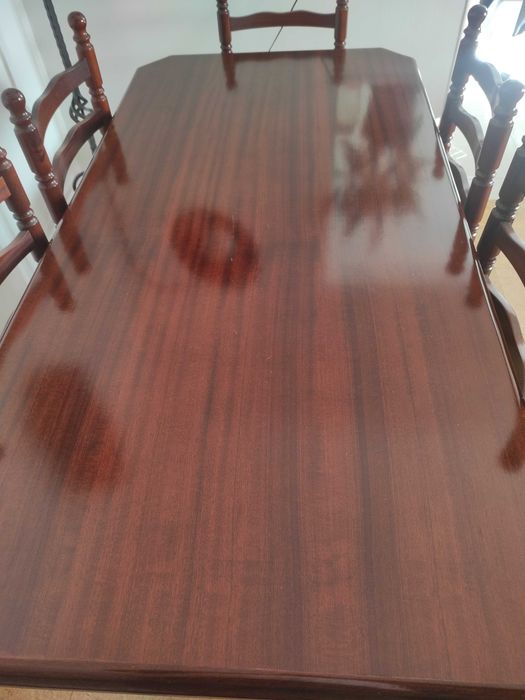 Mesa de sala jantar com oferta de 6 cadeiras