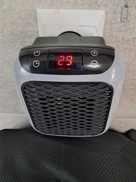 nowy mini grzejnik elektryczny 800W z pilotem podłączany bezpośrednio do gniazdka, max temp 32 stopnie, uszkodzone opakowanie
