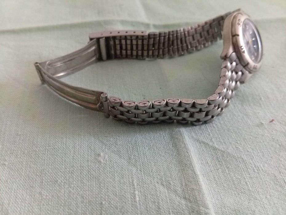 Bracelete em metal, com 4 filas entrelaçadas