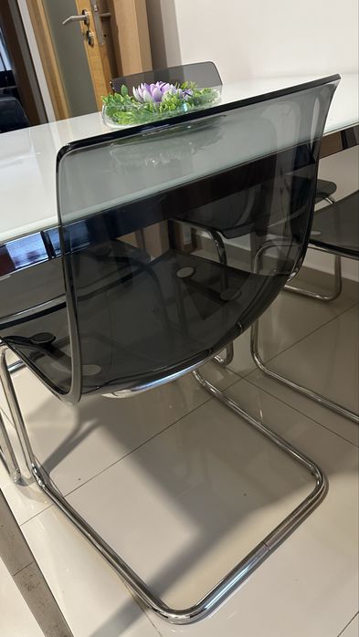 Mesa de tampo branco de vidro mais 4 cadeiras