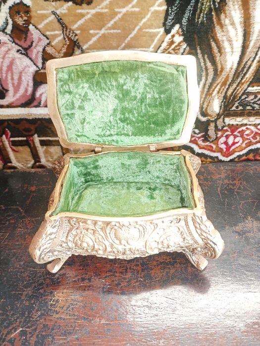 Imponente guarda-jóias antigo estilo barroco, em latão maciço, decoraç